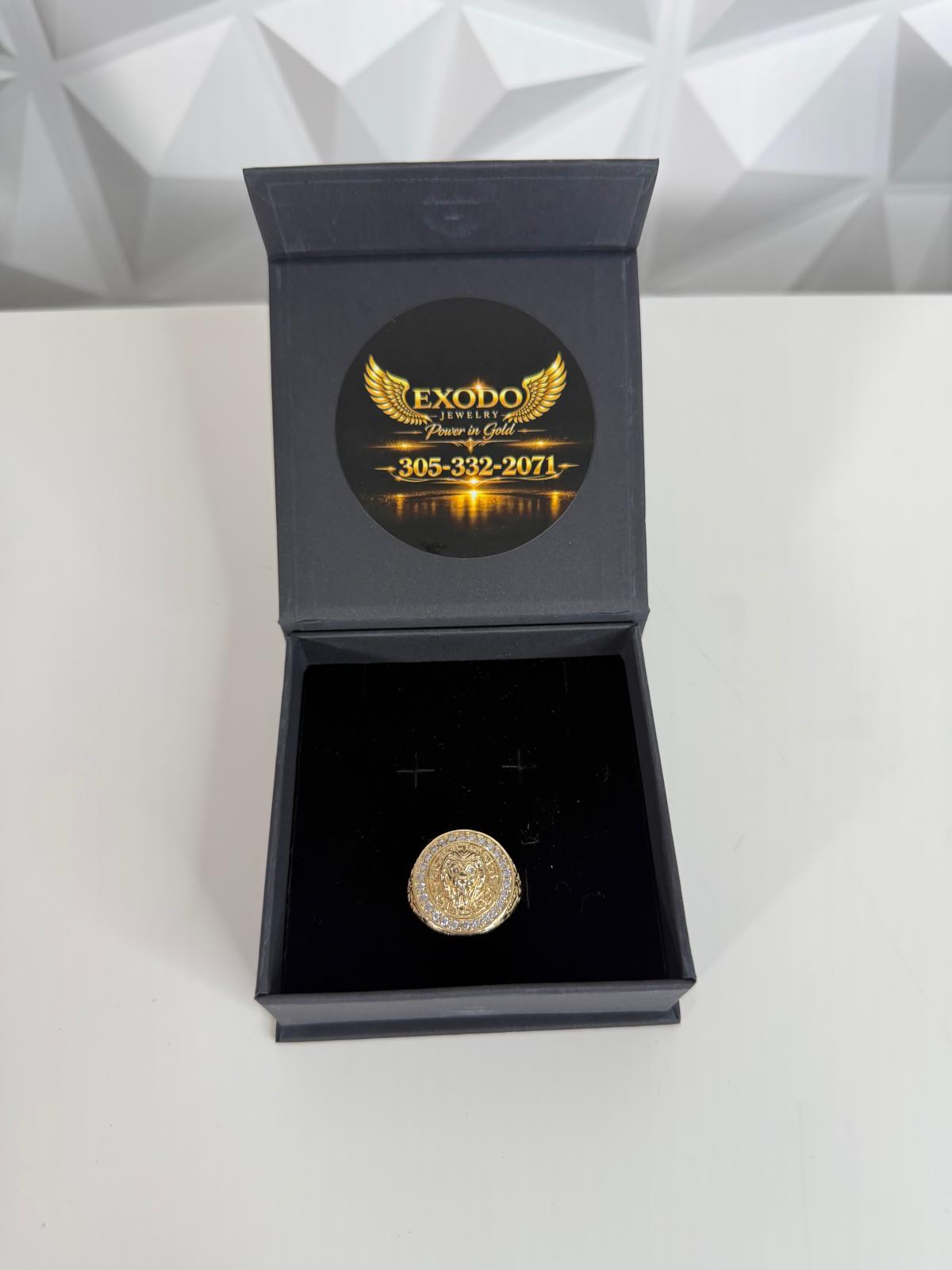 Anillo de Oro con Diseño de León y Diamantes 10 kilates